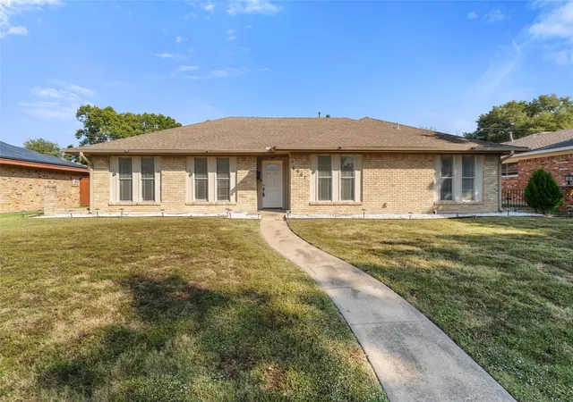 Photo 2 of Single family home for sale at 6907 Pickrell Dr, Dallas, TX 75227 | MLS# 21108311 | Listing updated on 2026-07-06