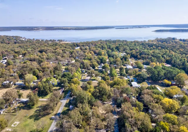 Homes for sale in Gordonville, TX | 227 Newcastle Dr, Gordonville, TX 76245 | MLS# 21105085
