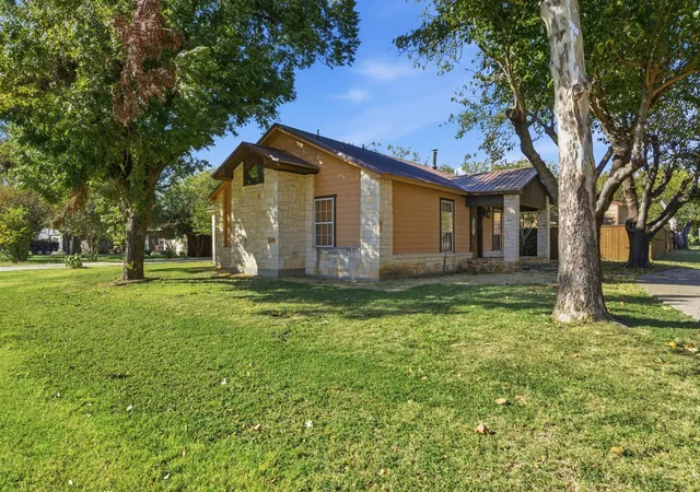 Homes for sale in Tolar, TX | 200 N Elm Ln, Tolar, TX 76476 | MLS# 21108149