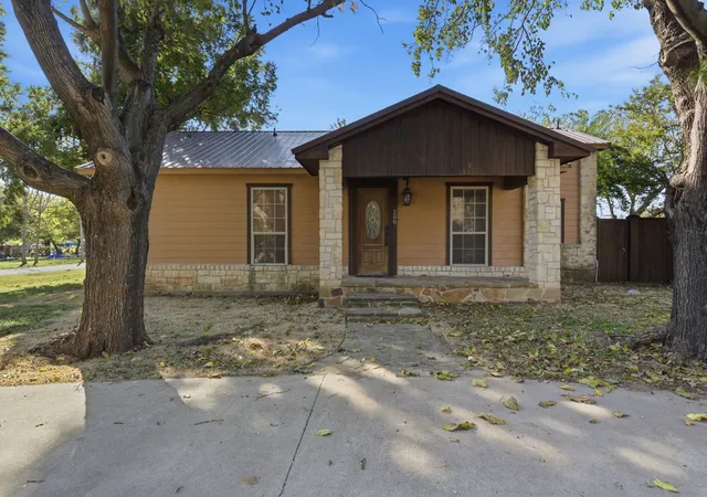 Homes for sale in Tolar, TX | 200 N Elm Ln, Tolar, TX 76476 | MLS# 21108149