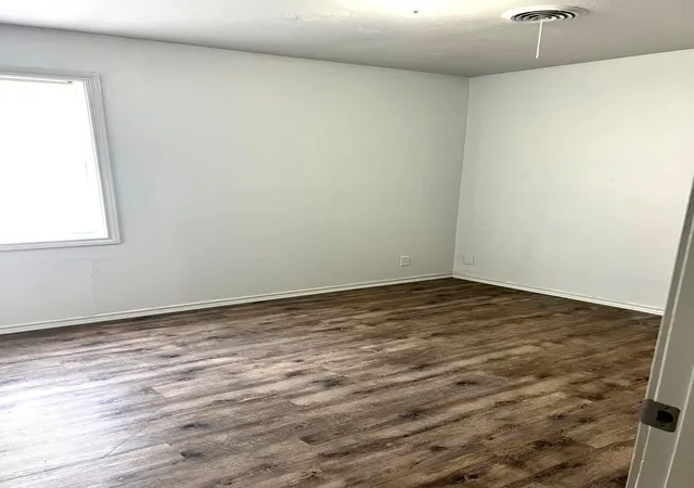 Photo 4 of Single family home for sale at 109 Ne Cindy Ln, Burleson, TX 76028 | MLS# 21109312 | Listing updated on 2026-09-23