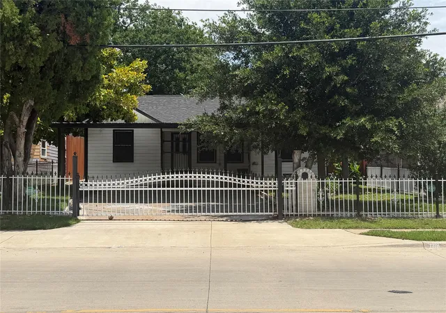 Photo 1 of Single family home for sale at 1318 S Ewing Ave, Dallas, TX 75216 | MLS# 21109392 | Listing updated on 2026-08-29