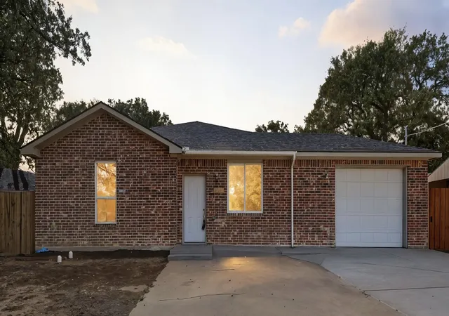 Homes for sale in Lake Dallas, TX | 214 Pembrook St, Lake Dallas, TX 75065 | MLS# 21106262