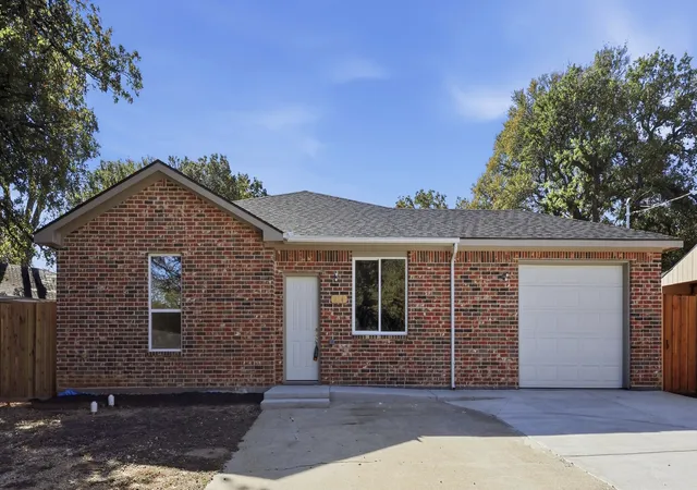 Homes for sale in Lake Dallas, TX | 214 Pembrook St, Lake Dallas, TX 75065 | MLS# 21106262