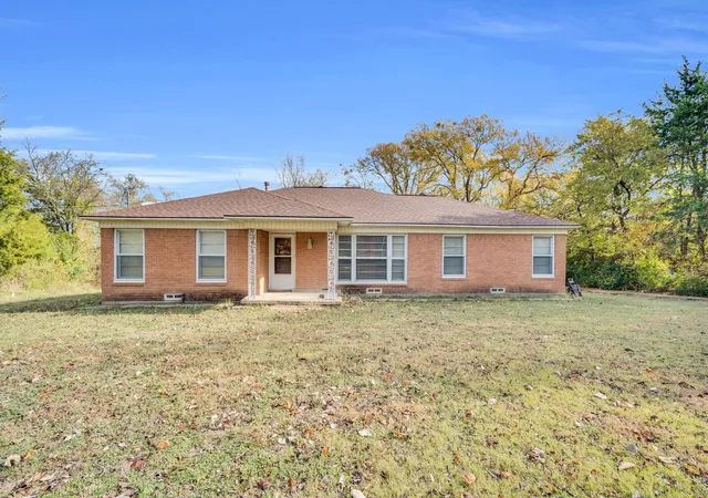 Photo 3 of Single family home for sale at 846 Truman Cir, Lancaster, TX 75146 | MLS# 21113572 | Listing updated on 2026-08-23