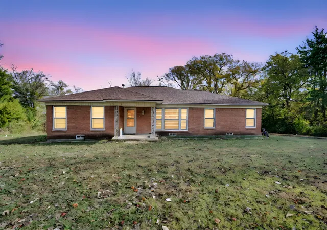 Photo 3 of Single family home for sale at 846 Truman Cir, Lancaster, TX 75146 | MLS# 21113572 | Listing updated on 2026-08-23