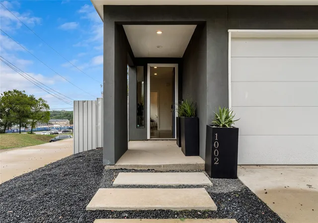 30th image of 1002 Mobile St #1, Dallas, TX 75208 | MLS# 21112977