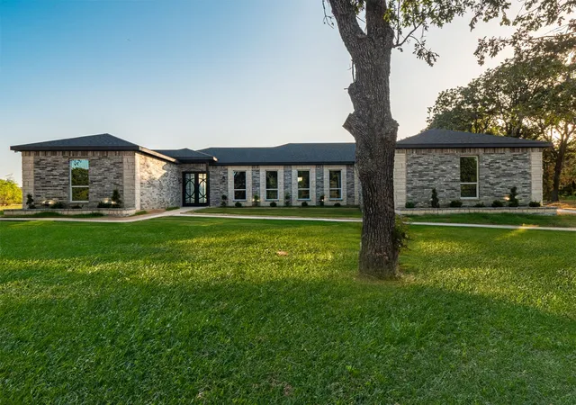 Photo 1 of Single family home for sale at 133 Crestview Dr, Corsicana, TX 75109 | MLS# 21114448 | Listing updated on 2026-09-16