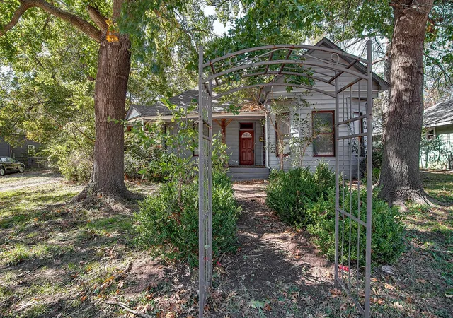 3rd image of 735 N Robinson St, Cleburne, TX 76031 | MLS# 21113840