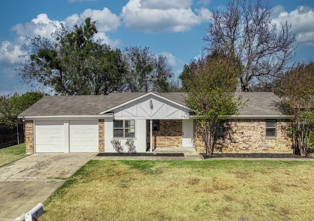Photo 1 of Single family home for sale at 121 Meadow Ln, Aledo, TX 76008 | MLS# 21113937 | Listing updated on 2026-07-21