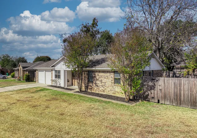 Photo 2 of Single family home for sale at 121 Meadow Ln, Aledo, TX 76008 | MLS# 21113937 | Listing updated on 2026-07-21