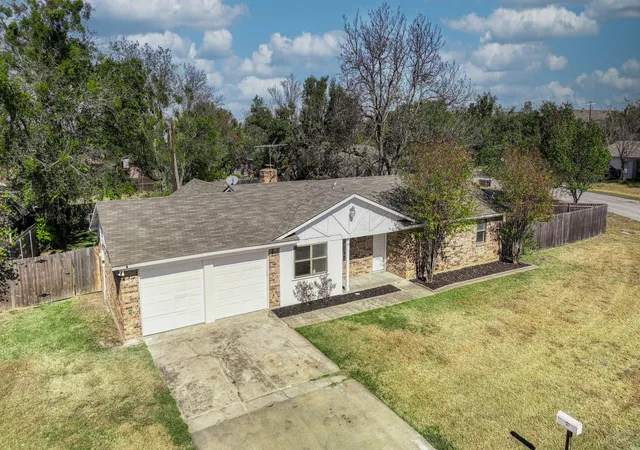 Photo 3 of Single family home for sale at 121 Meadow Ln, Aledo, TX 76008 | MLS# 21113937 | Listing updated on 2026-07-21