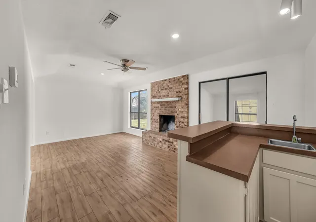 Photo 4 of Single family home for sale at 121 Meadow Ln, Aledo, TX 76008 | MLS# 21113937 | Listing updated on 2026-07-21