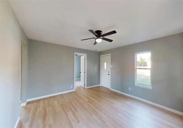 3rd image of 5729 Donnelly Ave, Fort Worth, TX 76107 | MLS# 21116244