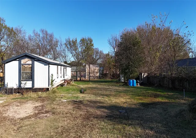 2nd image of 214 Pearson Ln, Azle, TX 76020 | MLS# 21117599