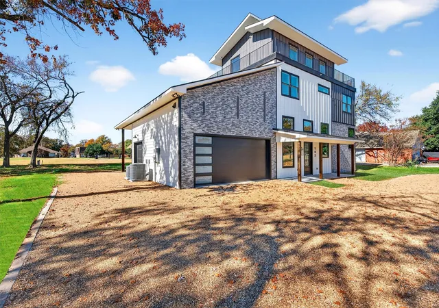 Photo 3 of Single family home for sale at 102 Huron Trl, Gainesville, TX 76240 | MLS# 21116449 | Listing updated on 2026-10-03