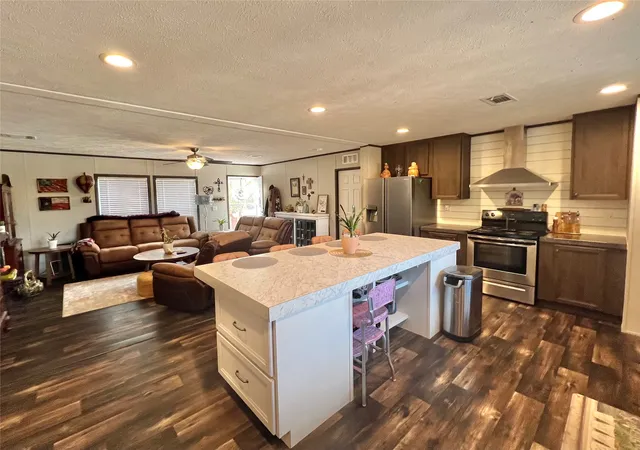 Photo 3 of Manufactured home for sale at 285 C R 2262, Mineola, TX 75773 | MLS# 21118602 | Listing updated on 2026-08-20