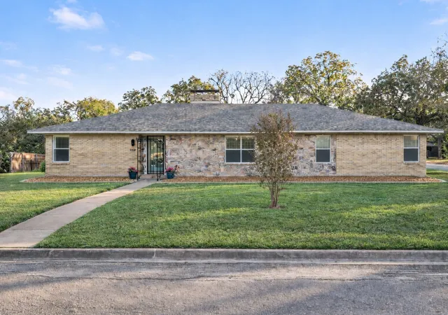 Homes for sale in Denton, TX | 1202 Hopkins Dr, Denton, TX 76205 | MLS# 21119661