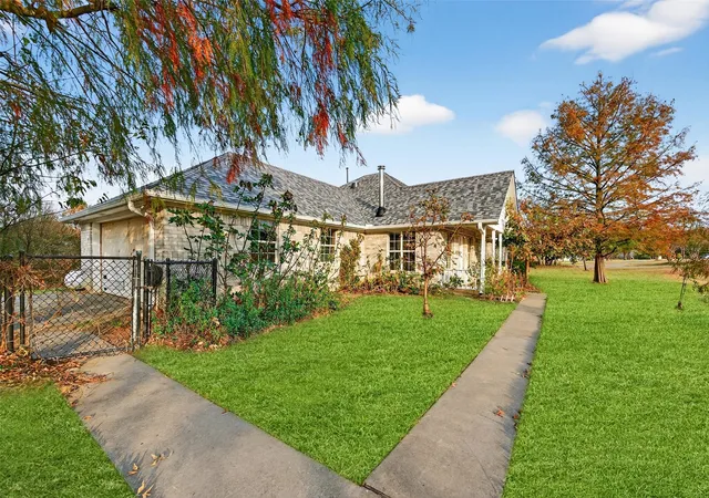 Photo 3 of Single family home for sale at 538 Lakewood Rd, Denison, TX 75020 | MLS# 21120228 | Listing updated on 2026-09-25