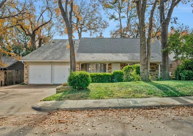 Photo 2 of Sale Pending at 2716 Plover Ln, Irving, TX 75060 | MLS# 21120201 | Listing updated on 2026-07-26