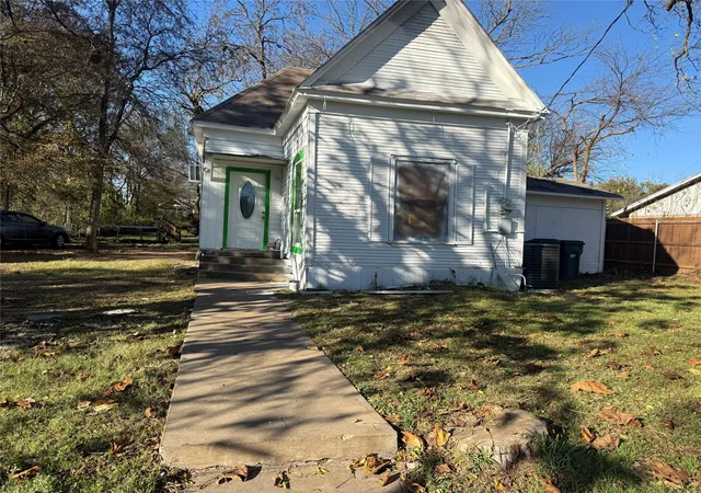 Photo 2 of Single family home for sale at 411 W Hester St, Sherman, TX 75090 | MLS# 21119947 | Listing updated on 2026-09-23