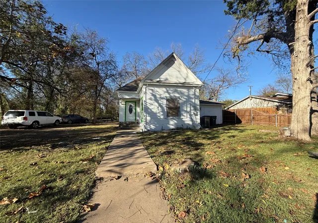 Photo 3 of Single family home for sale at 411 W Hester St, Sherman, TX 75090 | MLS# 21119947 | Listing updated on 2026-09-23