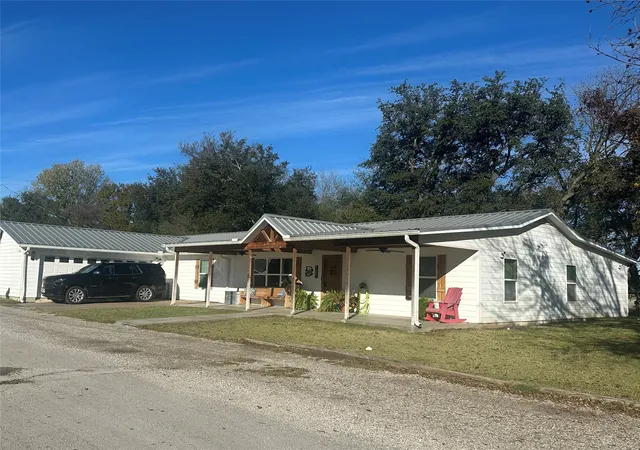Photo 3 of Single family home for sale at 101 Twin Creek Rd, Comanche, TX 76442 | MLS# 21121093 | Listing updated on 2026-07-20