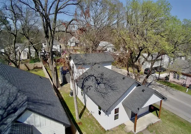 Photo 4 of Single family home for sale at 1500 W Collin St, Corsicana, TX 75110 | MLS# 21121598 | Listing updated on 2026-07-11
