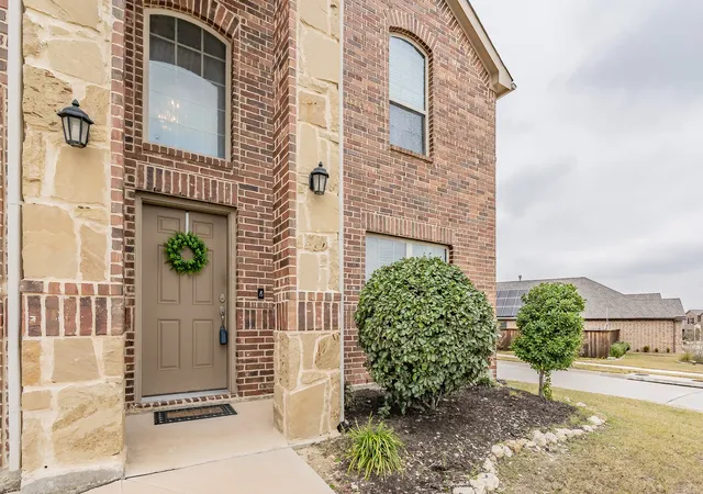 Photo 3 of Single family home for sale at 9041 Bronze Meadow Dr, Fort Worth, TX 76131 | MLS# 21121463 | Listing updated on 2026-09-16