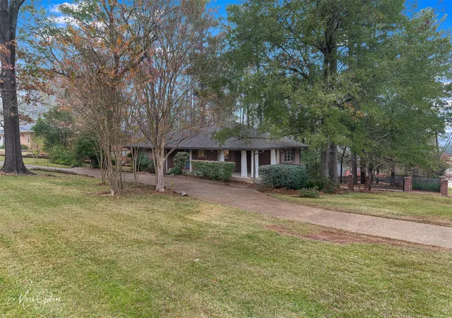 Photo 1 of Single family home for sale at 400 Southfield Rd, Shreveport, LA 71106 | MLS# 21121596 | Listing updated on 2026-07-10
