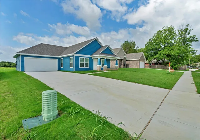 Photo 3 of Single family home for sale at 604 Crockett Dr, Cleburne, TX | MLS# 21122232 | Listing updated on 2026-10-06