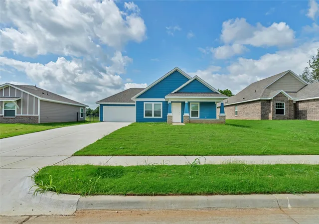 Photo 3 of Single family home for sale at 604 Crockett Dr, Cleburne, TX | MLS# 21122232 | Listing updated on 2026-10-06