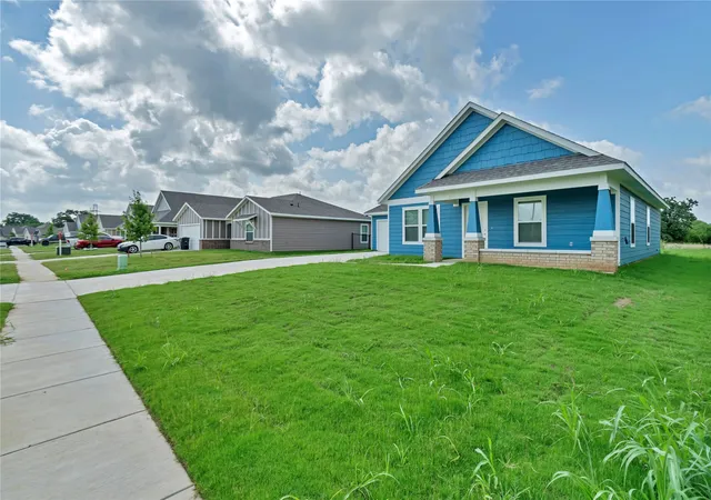 Photo 4 of Single family home for sale at 604 Crockett Dr, Cleburne, TX | MLS# 21122232 | Listing updated on 2026-10-06