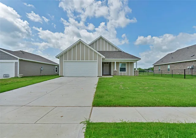 Photo 2 of Single family home for sale at 616 Crockett Dr, Cleburne, TX | MLS# 21122233 | Listing updated on 2026-10-06