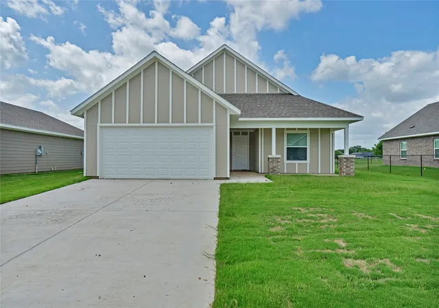 Photo 3 of Single family home for sale at 616 Crockett Dr, Cleburne, TX | MLS# 21122233 | Listing updated on 2026-10-06