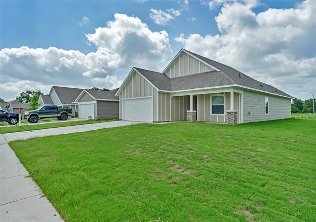 Photo 3 of Single family home for sale at 616 Crockett Dr, Cleburne, TX | MLS# 21122233 | Listing updated on 2026-10-06
