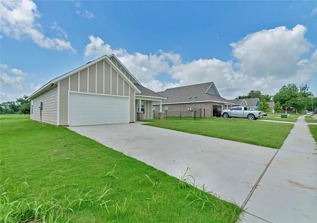 Photo 4 of Single family home for sale at 616 Crockett Dr, Cleburne, TX | MLS# 21122233 | Listing updated on 2026-10-06