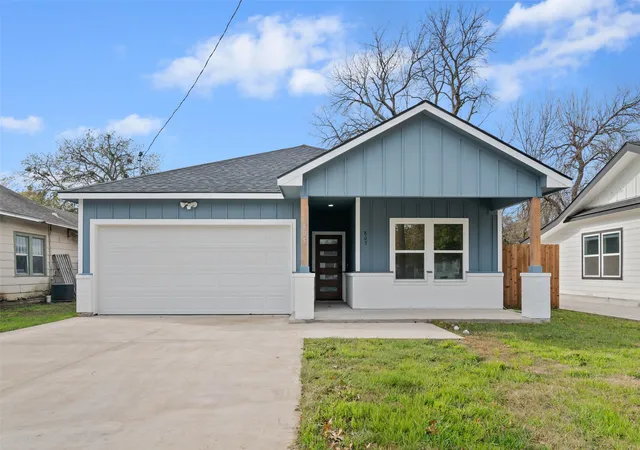 Photo 3 of Single family home for sale at 805 Ritchey St, Gainesville, TX 76240 | MLS# 21123257 | Listing updated on 2026-10-04