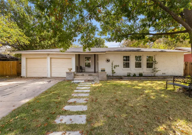 Photo 1 of Sale Pending at 4809 Waldron Ave, Fort Worth, TX 76133 | MLS# 21118857 | Listing updated on 2026-09-14