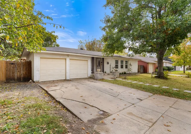 Photo 2 of Sale Pending at 4809 Waldron Ave, Fort Worth, TX 76133 | MLS# 21118857 | Listing updated on 2026-09-14