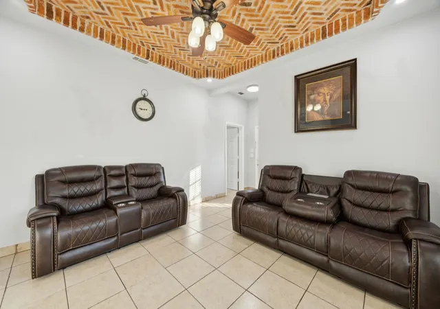 Photo 2 of Single family home for sale at 2903 Mount Vernon Ave, Fort Worth, TX 76103 | MLS# 21124633 | Listing updated on 2026-07-13