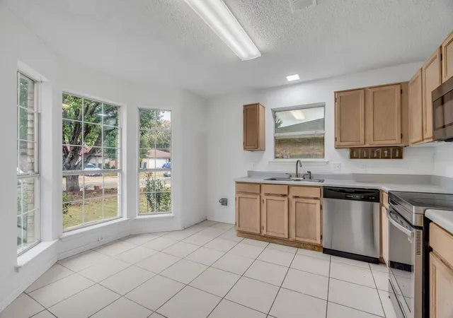 Photo 4 of Sale Pending at 1725 Gainsborough Way, Fort Worth, TX 76134 | MLS# 21124634 | Listing updated on 2026-08-28