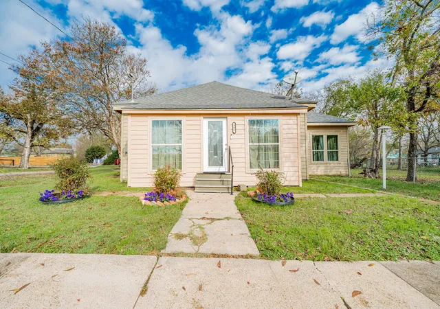 Photo 2 of Sale Pending at 301 E 2nd North St, Kaufman, TX 75142 | MLS# 21125077 | Listing updated on 2026-07-22
