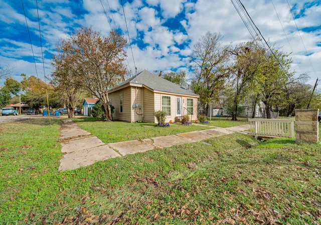 Photo 3 of Sale Pending at 301 E 2nd North St, Kaufman, TX 75142 | MLS# 21125077 | Listing updated on 2026-07-22