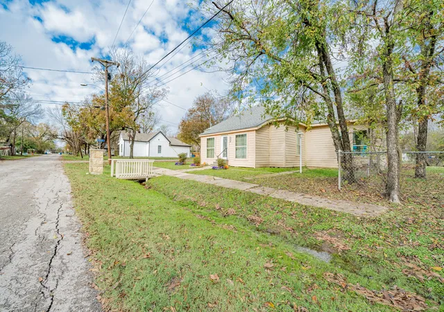 Photo 3 of Sale Pending at 301 E 2Nd North St, Kaufman, TX 75142 | MLS# 21125077 | Listing updated on 2026-07-22
