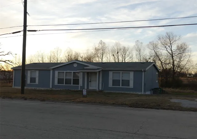 Photo 1 of Manufactured home for sale at 422 Hutchinson St, Bowie, TX 76230 | MLS# 21125132 | Listing updated on 2026-08-17