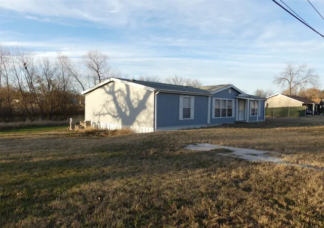 Photo 2 of Manufactured home for sale at 422 Hutchinson St, Bowie, TX 76230 | MLS# 21125132 | Listing updated on 2026-08-17