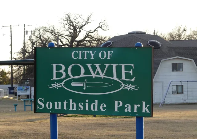 Photo 3 of Manufactured home for sale at 422 Hutchinson St, Bowie, TX 76230 | MLS# 21125132 | Listing updated on 2026-08-17