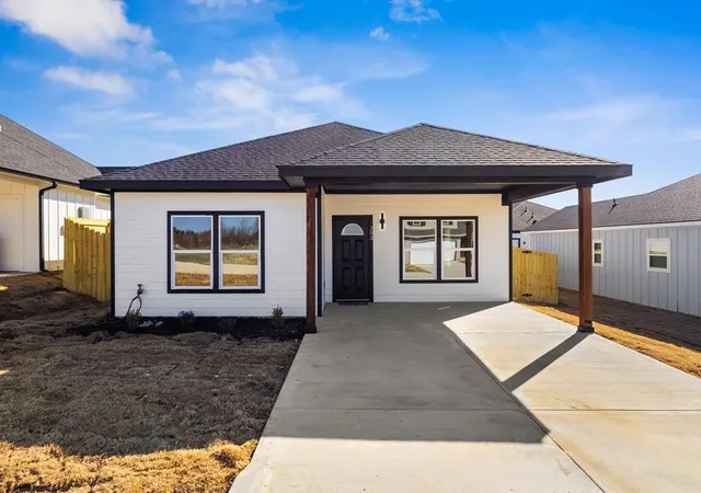 Photo 1 of Single family home for sale at 303 Paschall Blvd, Mabank, TX 75147 | MLS# 21123621 | Listing updated on 2026-08-20