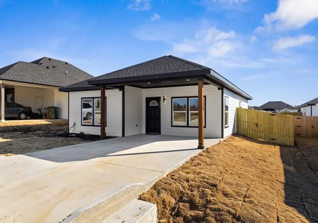 Photo 1 of Single family home for sale at 304 Rike Rd, Mabank, TX 75147 | MLS# 21123531 | Listing updated on 2026-08-20